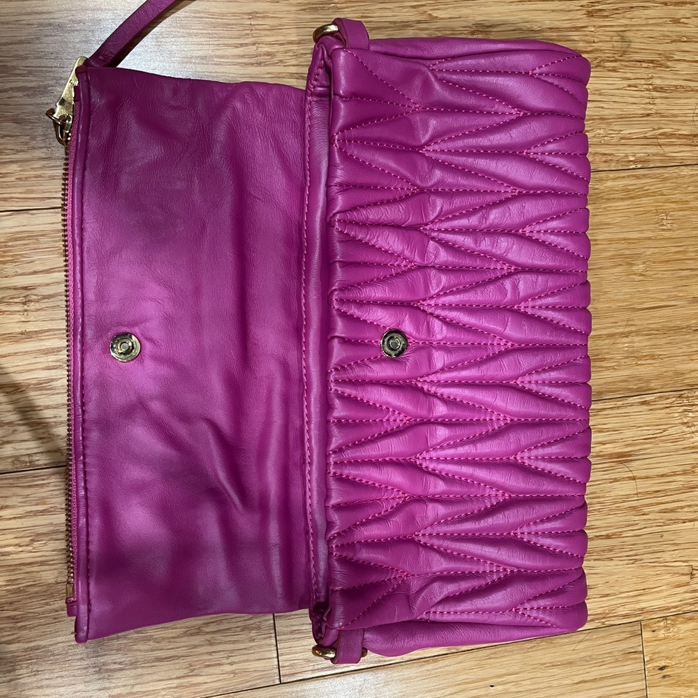 Miu Miu Pink Leather clutch bag with snap closure, zipped deep flap pocket. - Picture 13 of 14